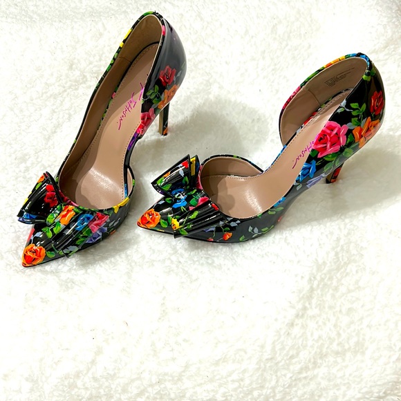 Betsey Johnson Shoes - NWT Betsey Johnson Floral Prince Pump Heel Patent Leather Pointed Toe Rigged Sol